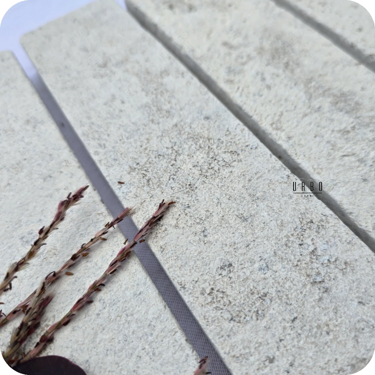 Hampstead mist 20x5x2cm cegielka wapien kamien szara jasna mala plytka rustykalna antykowana Mia Urbo Stone cegiełki kamienne do wnętrz rustykalnych.webp