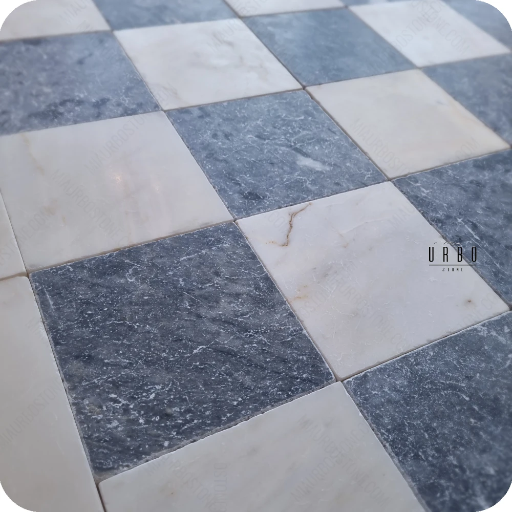 Szachownica marmurowa antykowana bebnowana retro vintage Blue Amber Calacatta 20x20 30x30 40x40 tumbled antik marble tiles hurt producent Mia Urbo tanieplytkikamienne-pl (1).webp