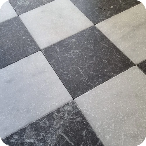 Marmur szachownica marmurowa Czarna Brazowa Biala harelquin posadzka kamienna antykowana bebnowana 30x30 postarzana do obiektow zabytkowych 20x20 gloamour outlet producent hurtownia kamienia  Mia Urbo Marble (1).webp