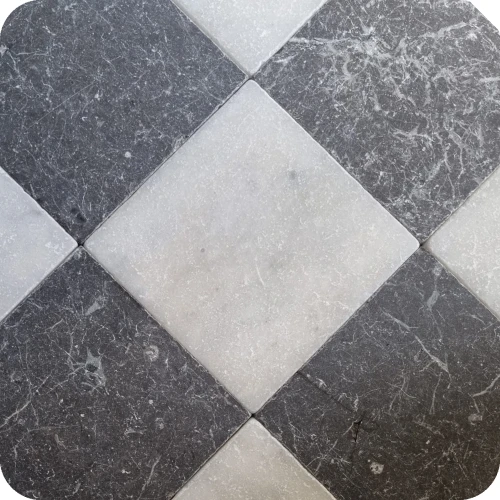 Marmur szachownica marmurowa Czarna Brazowa Biala harelquin posadzka kamienna antykowana bebnowana 30x30 postarzana do obiektow zabytkowych 20x20 gloamour outlet producent hurtownia kamienia  Mia Urbo Marble (2).webp