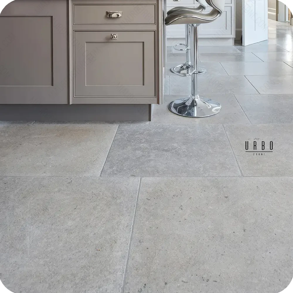 Plytka wapienna wapien antykowany rustykalny postarzany szarobez greige kamien trawertyn Purbeck Mia Urbo Stone Limestone kalkstein fliesen.webp